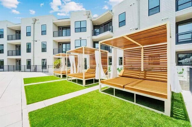 Foto del edificio - 1701 Simond Ave