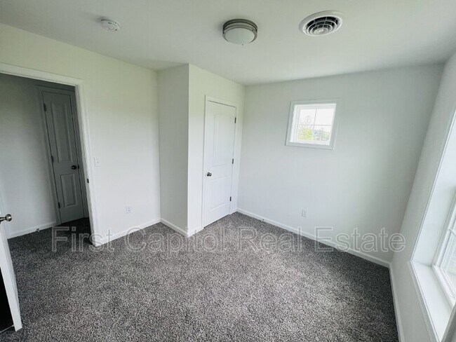 Building Photo - 11 Riverview Dr