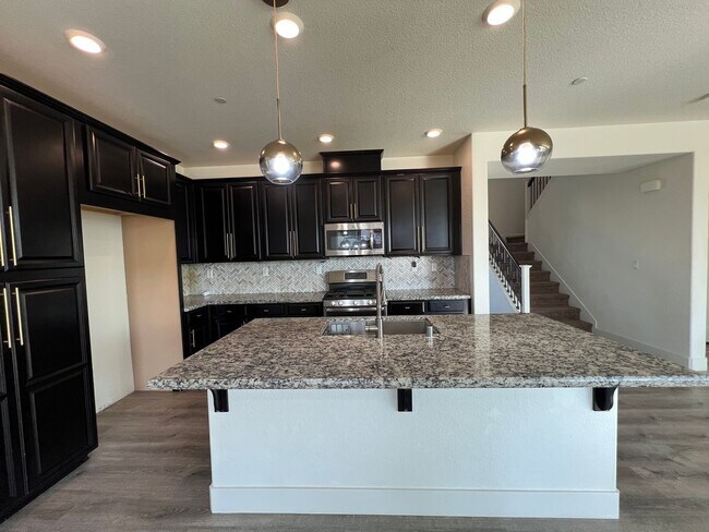 Foto del edificio - Beautiful 4 Bedroom Home With Low Maintenance Landscaping And Updated Interior