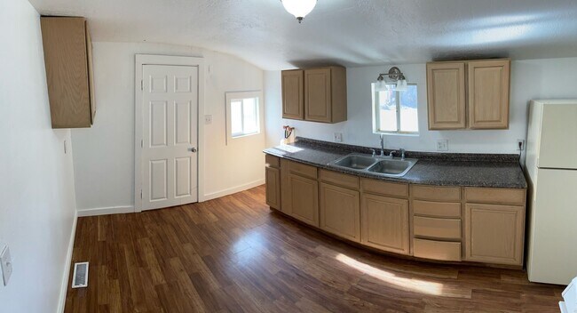 Photo - 1 BEDROOM MAGNA DUPLEX - GREAT PRICE! Townhome