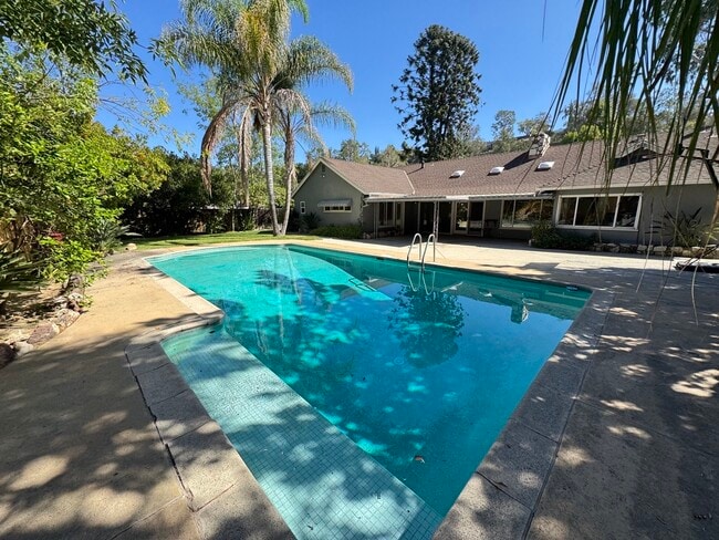 Building Photo - 3957 Woodfield Dr