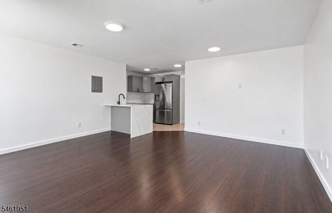 Building Photo - 700 4th Ave