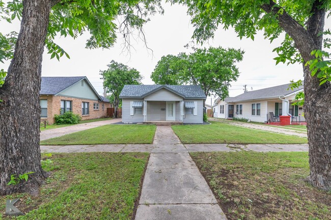 Building Photo - 2 bed, 2 bath, NEW HVAC, new everything! OWNER TO DO MOWING for $0!