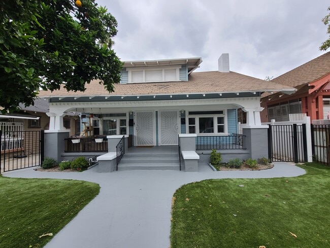 Building Photo - 639 W 43rd St