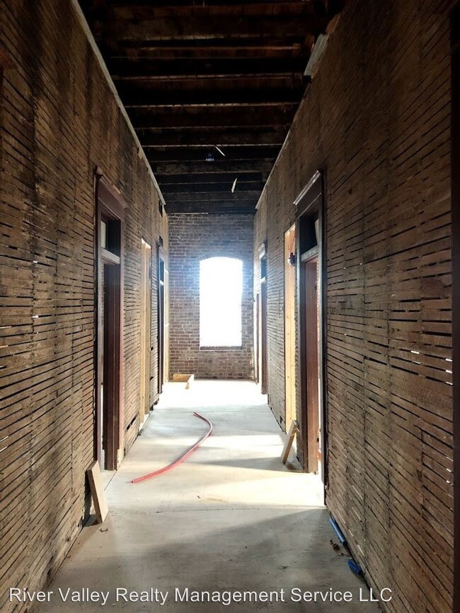 Building Photo - 314 W B St