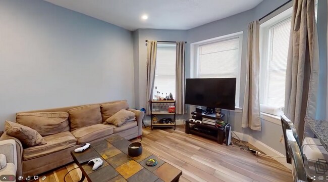 Foto del edificio - Renovated, luxurious 4bed/2 bath unit with laundry in unit and spacious rooms!