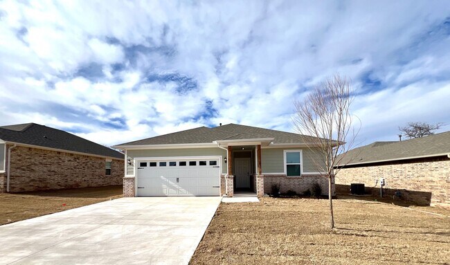 Foto del edificio - 4 Bedroom 2 Bathroom 2 Car Garage Home in Oakdale School District