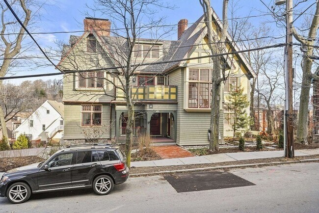 Foto del edificio - 165 Winthrop Rd