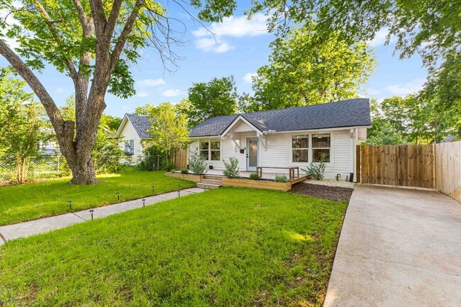 Foto del edificio - Timeless Charm Meets Modern Comfort in Brookview