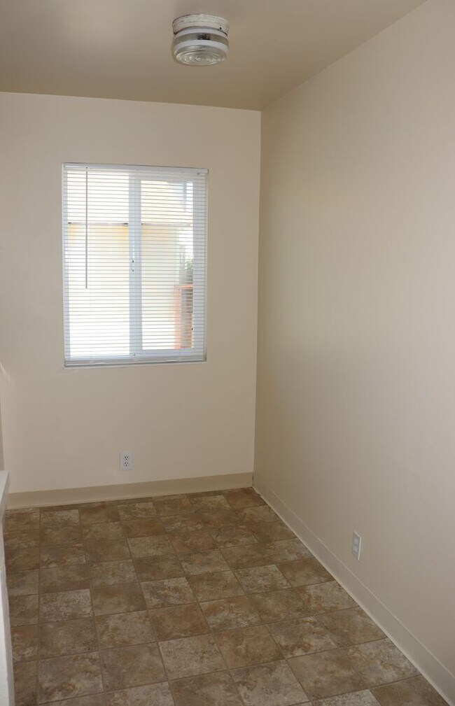 Building Photo - Cypress St 14