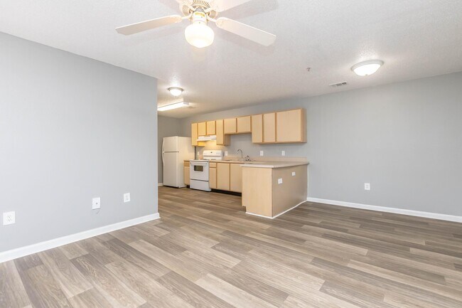 Building Photo - Hallmark at the Park