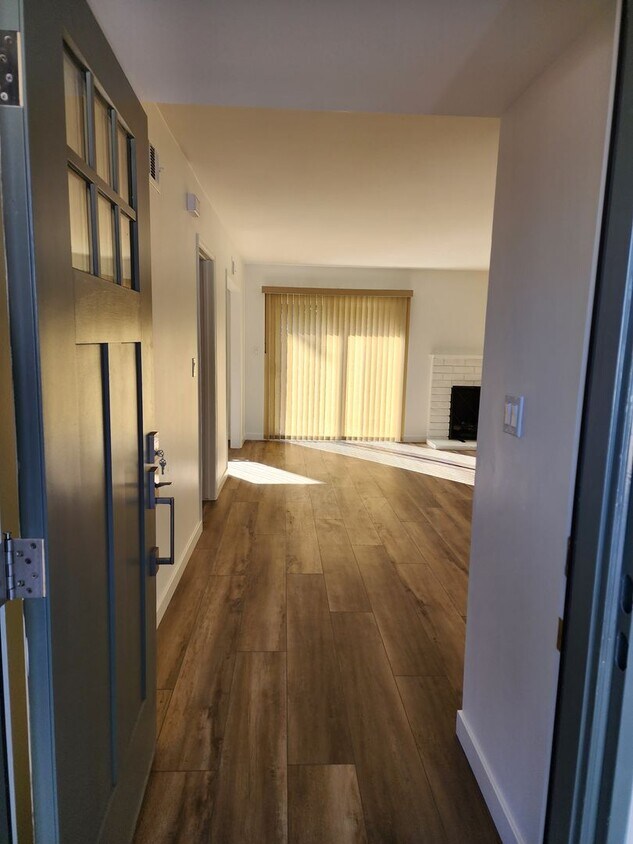 Foto principal - 8042 Taylor Dr