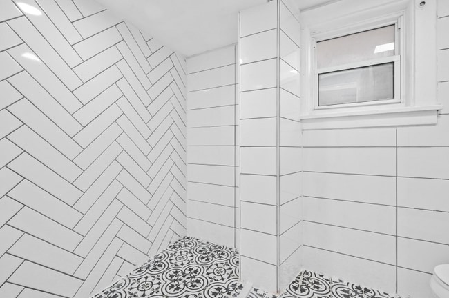 Building Photo - 2811 Brentwood Ave