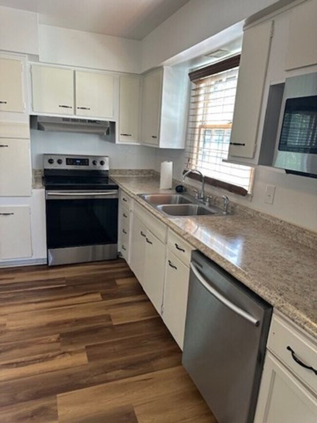 Foto del edificio - *SANTA SPECIAL-1/2 OFF 1st Mo & $1,000 Deposit w/ 16 Month Lease!* House in Beaumont!