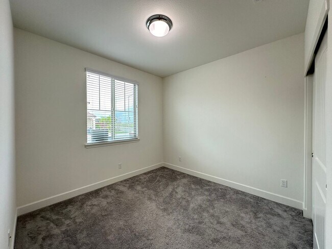 Building Photo - Newer Build Near Wildhawk Golf Course