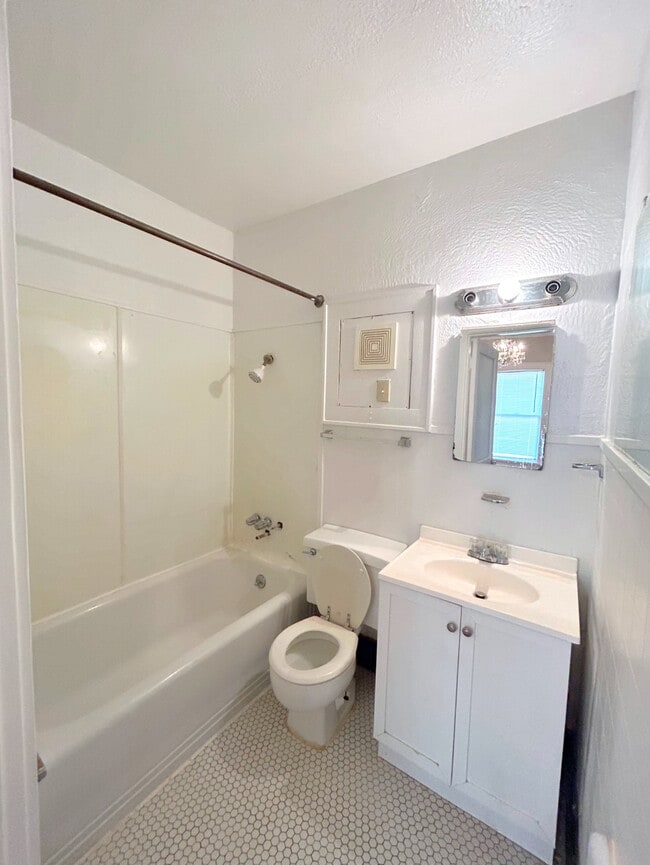 Building Photo - 607 Kirby Pl