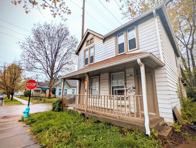 Building Photo - 2 bed 1 bath duplex home!