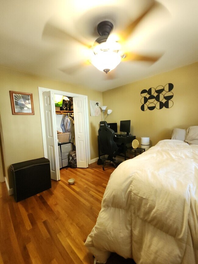 Building Photo - 1 Bedroom Condo for Rent $2,400