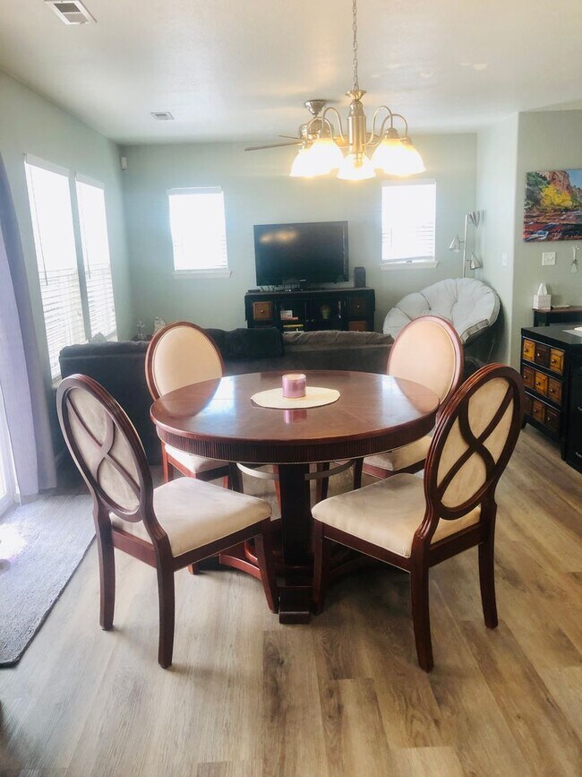 Building Photo - 3 BR/2 1/2 BA in Coveted Meridian Stockbri...