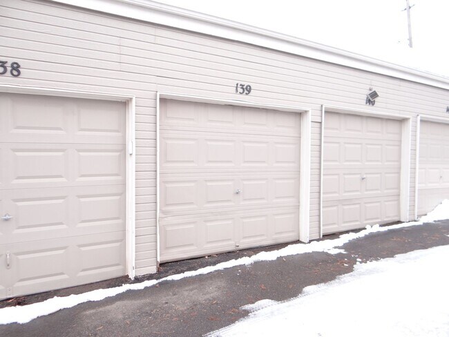 Building Photo - 1 bed 1 bath condo with 650 sf. off Jewell and Sheridan