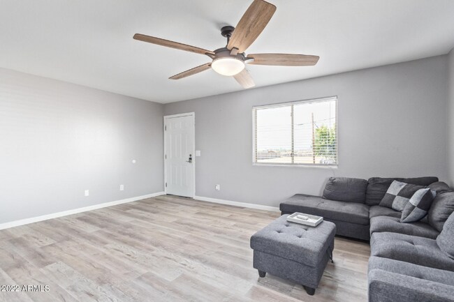 Foto del edificio - 2437 E Jones Ave