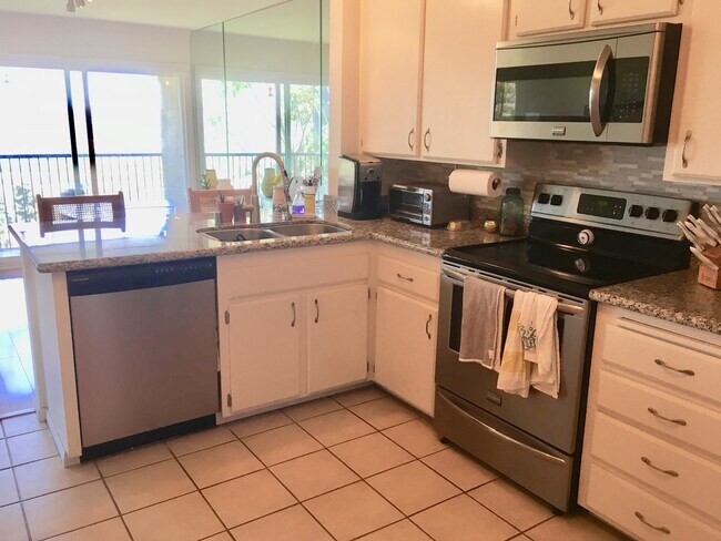 Building Photo - 3 bedroom 2 bath home available for move i...