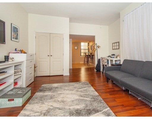 Building Photo - 1064 Beacon St