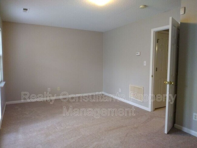 Building Photo - 80 Tannenbaum Cir