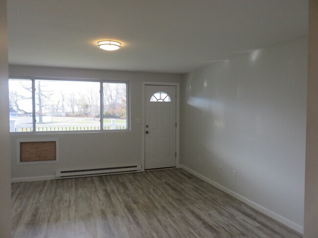 Foto del edificio - 129 Cosey Beach Ave