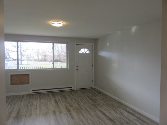 Building Photo - 129 Cosey Beach Ave