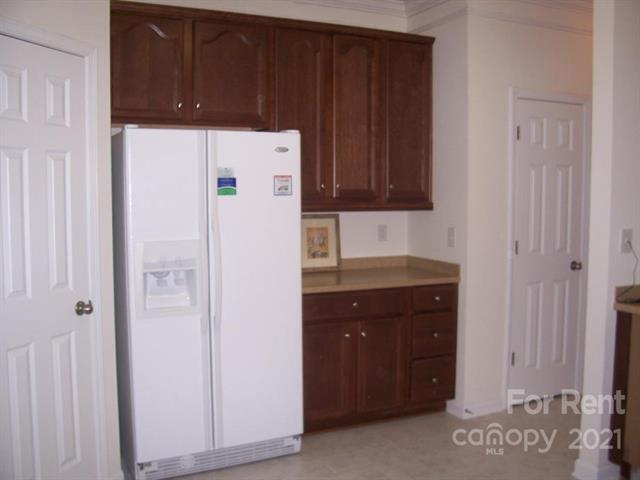Building Photo - 9928 Seven Oaks Dr