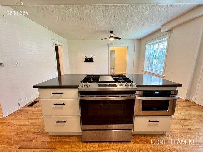 Building Photo - 1413 W 39th St