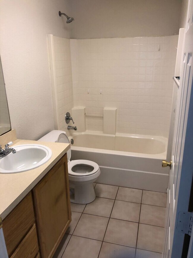 Foto del edificio - Full Brick 3 bed 2 bath 2 car Garage with fenced back yard! All new paint, Flooring, appliances!!
