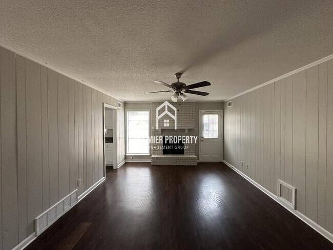 Building Photo - 2890 S Mendenhall - Available Now!