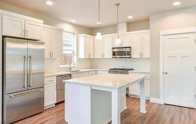 Foto del edificio - 1046 E Black Butte Ave