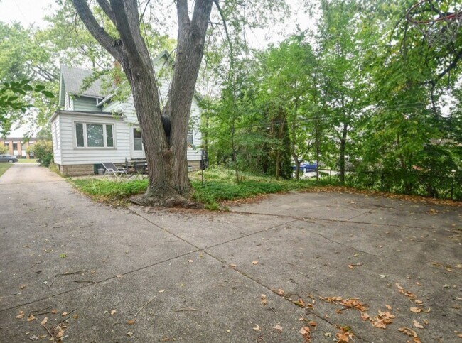 Foto del edificio - 3332 S Whitnall Ave