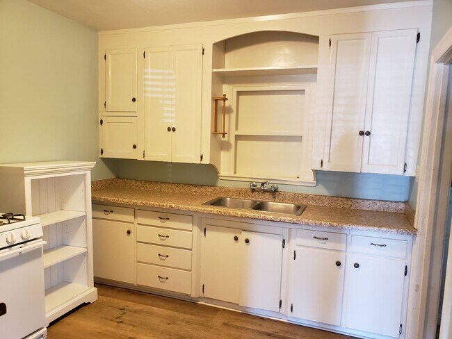 Foto del edificio - ROOMMATE ADDITION (1) -PLEASE CONTACT ISAB...