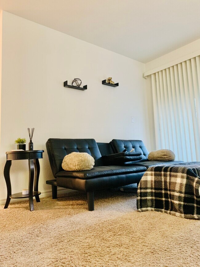 Building Photo - 4918 River Glen Dr