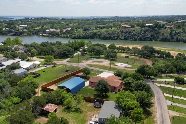 Foto del edificio - 826 Sandy Mountain Dr