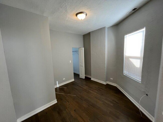 Foto del edificio - 2750 W Cermak Rd