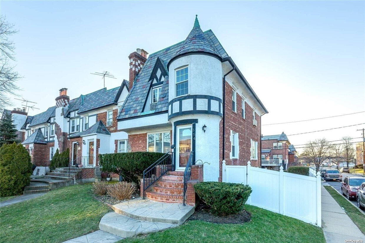 314 Cochran Pl, Valley Stream, NY 11581 House Rental in Valley Stream