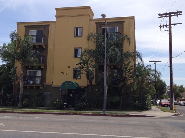 Building Photo - 13426 Vanowen St