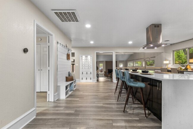 Foto del edificio - 3427 Lakewood Ln
