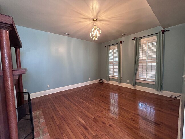 Building Photo - Spacious 3 BR in Old SW, close to Highland...