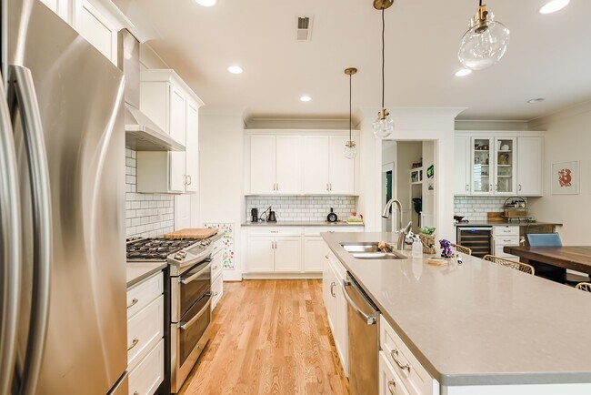 Building Photo - APPLICATION PENDING! Available 9/22/25! Go...