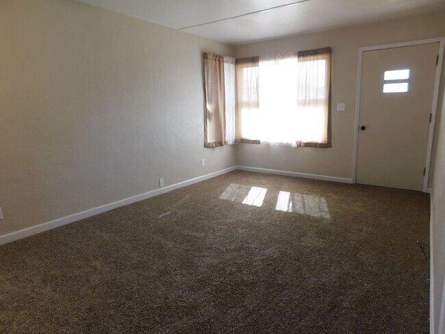 Building Photo - Newly Remodeled