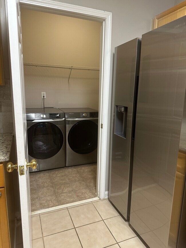 Foto del edificio - 232 Edinburgh Ct