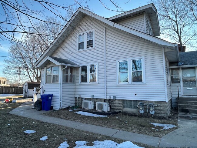 Building Photo - 768 Armstrong Ave W