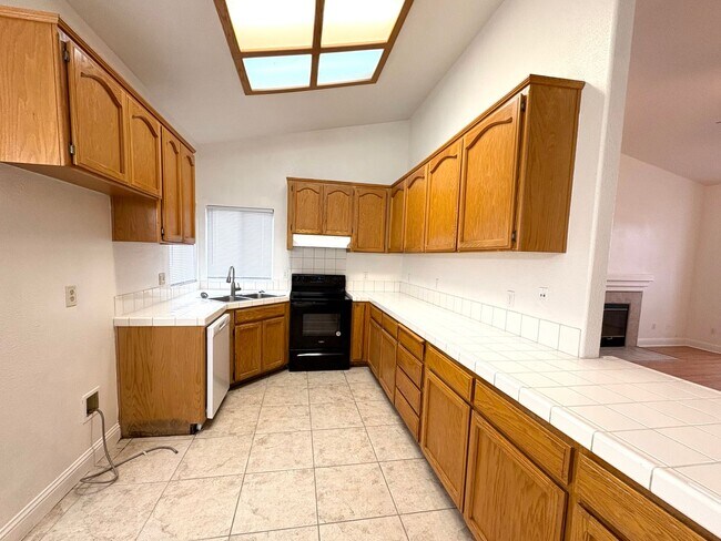 Foto del edificio - 2 WEEKS FREE RENT December Special Beautiful home in Turlock
