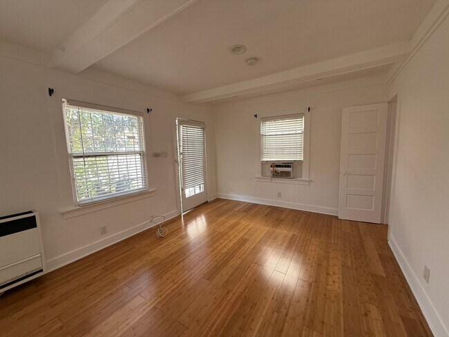 Foto del edificio - 6028 Eleanor Ave